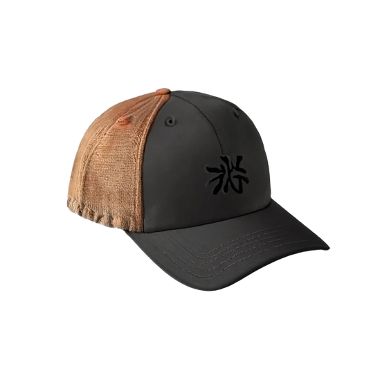 Gorra Snapback con Runas Místicas