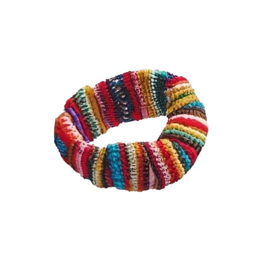 Diadema trenzada de estilo boho vibrante.
